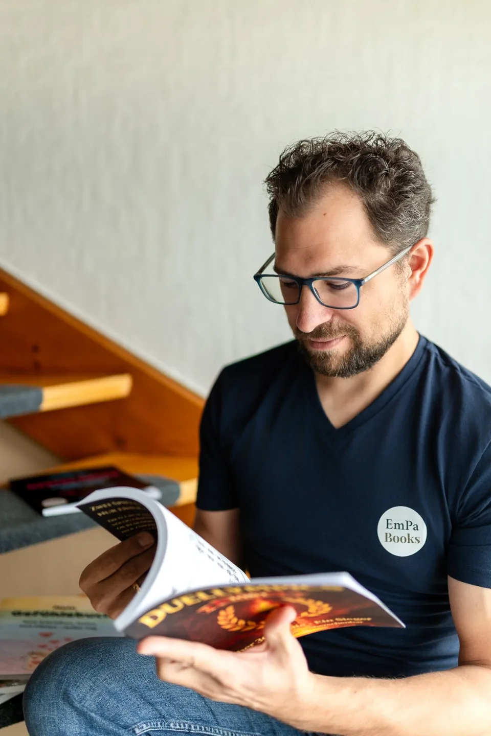 Jan blättert in einem Buch von EmPa Games